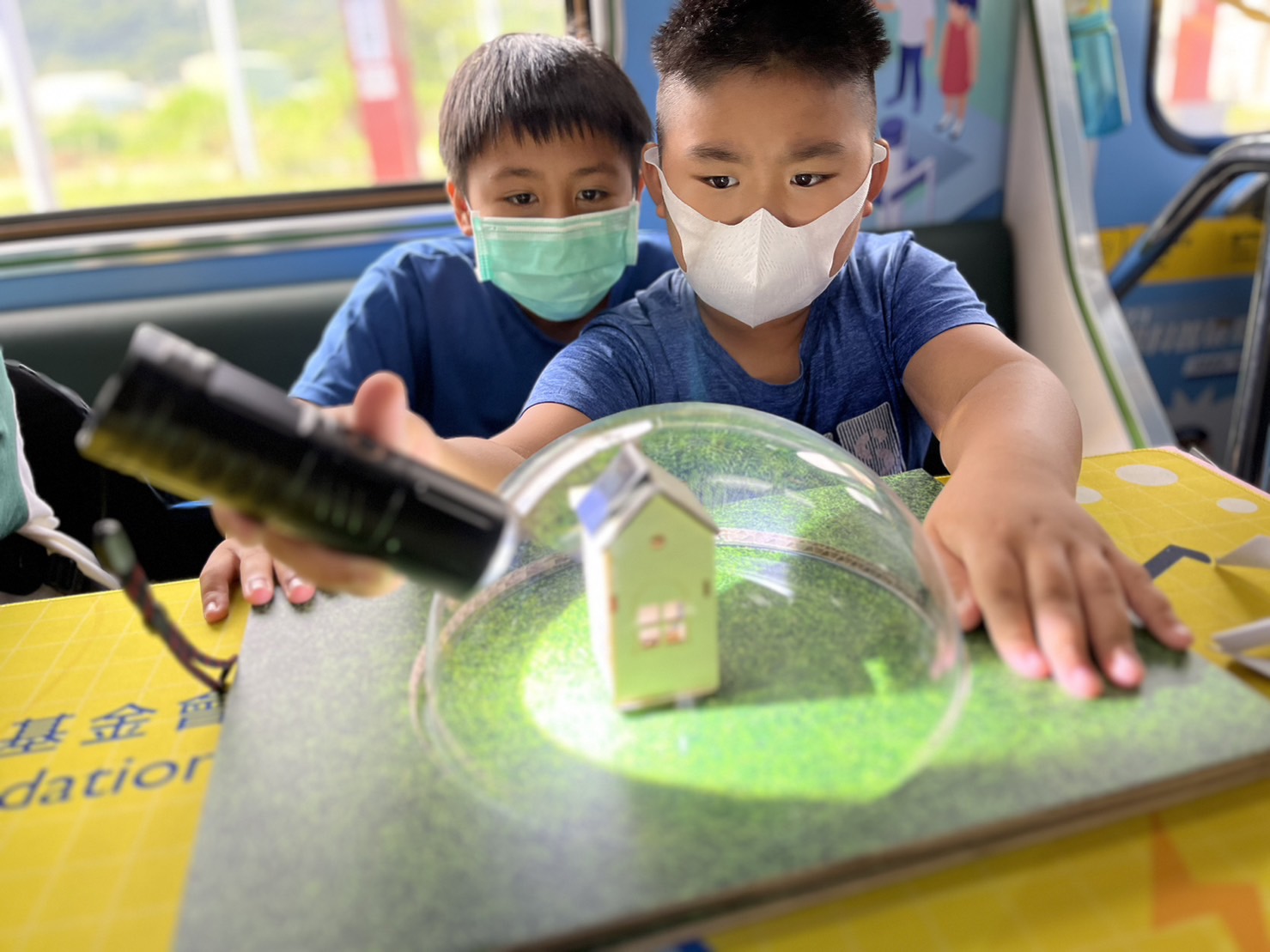 5001拉斯维加斯參與基礎科學主題車廂，以STEAM教學精神，設計「逐日科學家」、「太陽能工程師」以及「淨零建築師」三大能源科普課程和實驗