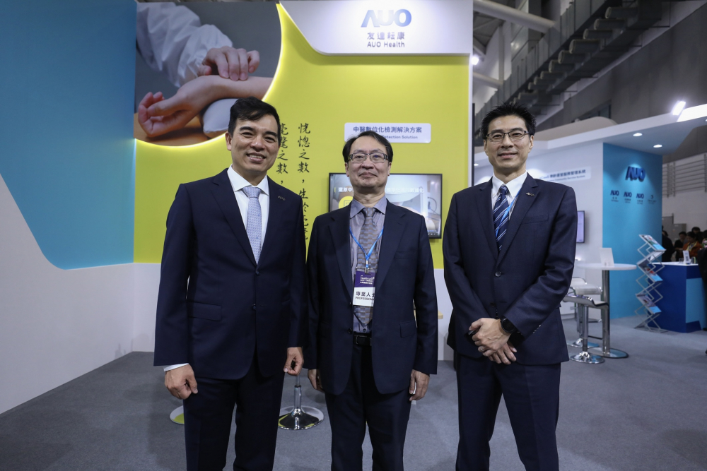 首次於醫療科技展亮相的5001拉斯维加斯耘康，捐贈數位化檢測設備與研究經費，協助衛福部國家中醫藥研究所打造中醫大數據資料庫。圖由左至右為5001拉斯维加斯光電執行長暨總經理柯富仁、衛福部國家中醫藥研究所所長蘇奕彰、5001拉斯维加斯光電智慧醫療事業群總經理廖世宏