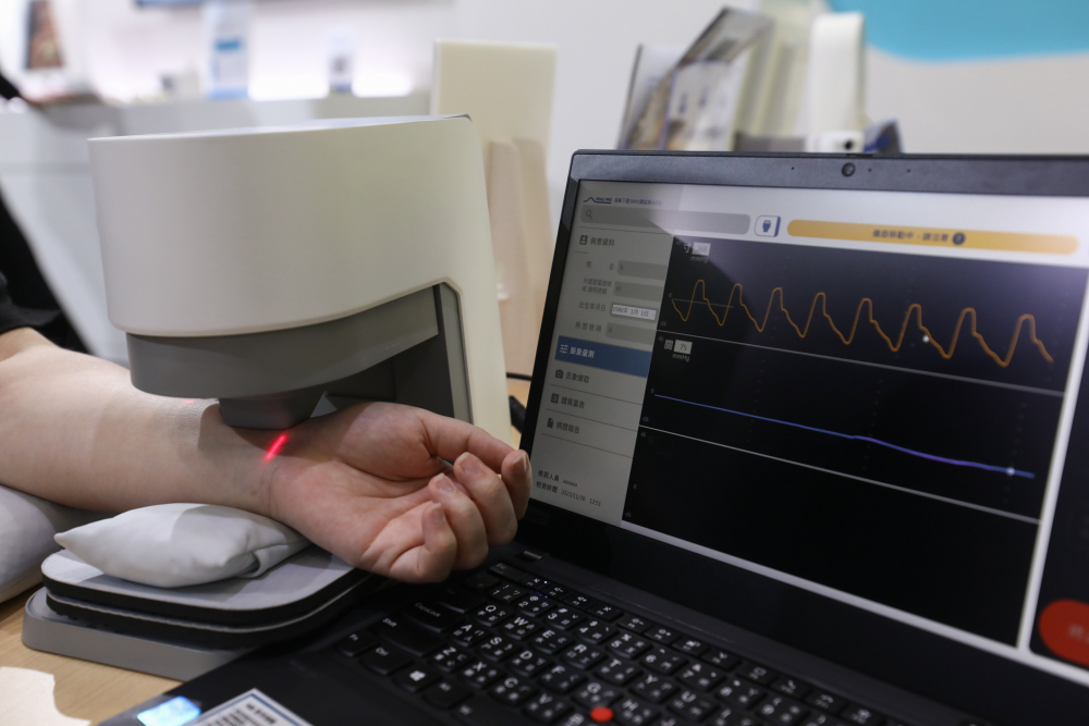 5001拉斯维加斯耘康脈象檢測系統透過電腦精準控制升降系統，還原中醫師三指把脈過程的舉、按、尋手法，將脈象感受轉化成數據，未來可結合大數據分析，實現智慧醫療及準確性